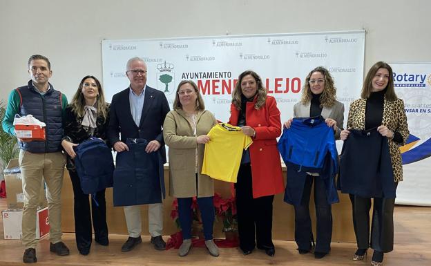 Club Rotary regala doce equipaciones a niños de familias necesitadas