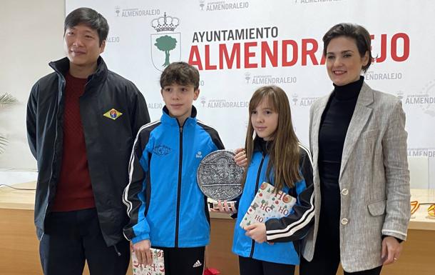 Mara y Pablo Sanguino Hernández son recibidos tras proclamarse campeona y subcampeón de España, respectivamente