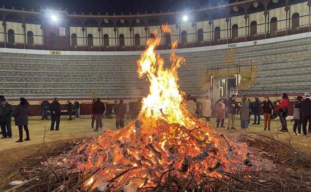 Almendralejo iluminó el cielo con las llamas de decenas de candelas