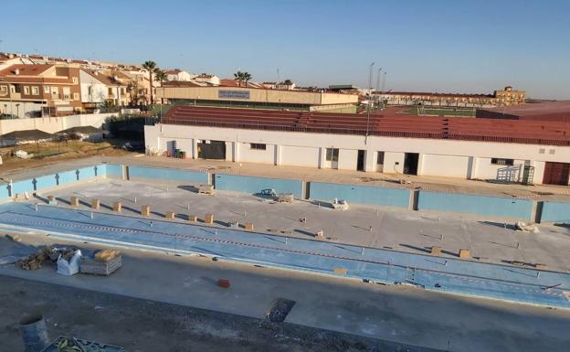 Majoin está concluyendo ya el alicatado de la piscina de verano