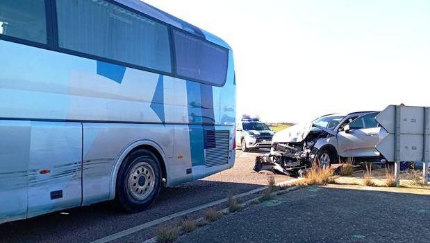 Un autobús con estudiantes y un turismo colisionan cerca de Villalba de los Barros