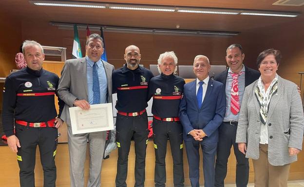 El parque de bomberos de Almendralejo recibe la Medalla al mérito de Protección Civil Extremadura