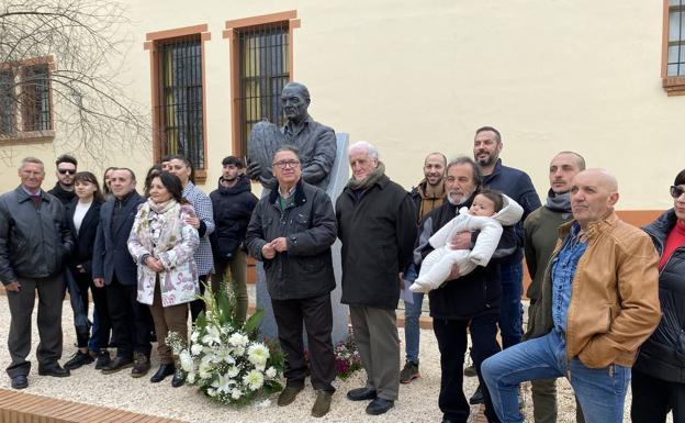 Instalan un busto de Casimiro del Álamo como homenaje a los agricultores