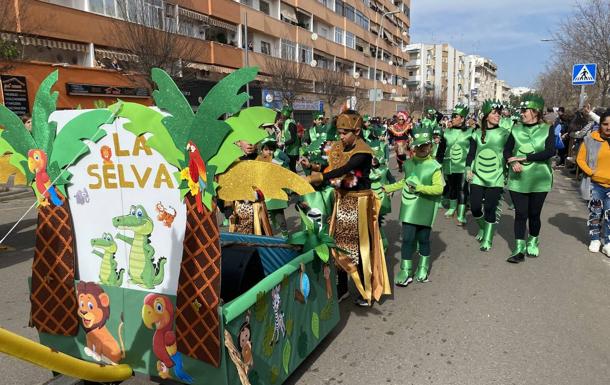 Dieciséis centros educativos participan en un multitudinario desfile escolar del carnaval