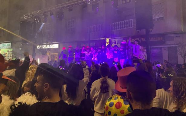 Cientos de personas acudieron a la fiesta del carnaval tras el desfile de calle
