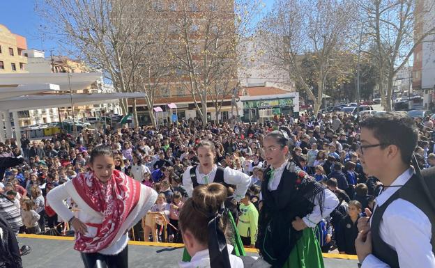 Un millar de escolares celebran el Día de Extremadura en la escuela este viernes