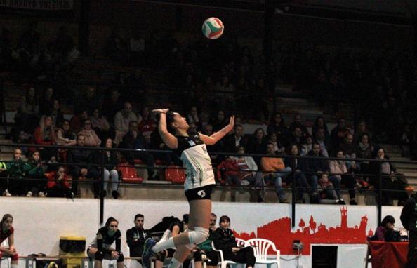 El Extremadura Arroyo liquida al líder Torrelavega (3-1) y vuelve al primer puesto