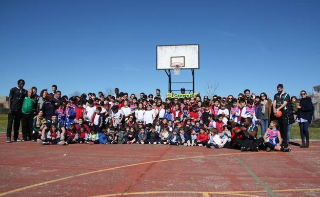 Los escolares del colegio Ntra. Sra. de los Dolores dieron una cálida bienvenida al Cáceres Basket