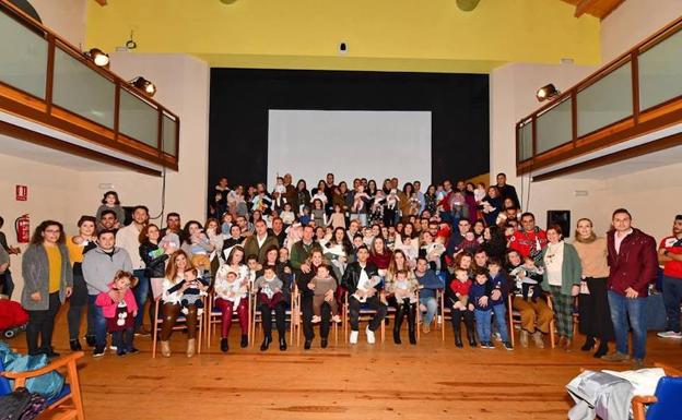 Los 49 niños nacidos en Arroyo en 2018 recibieron la bienvenida oficial