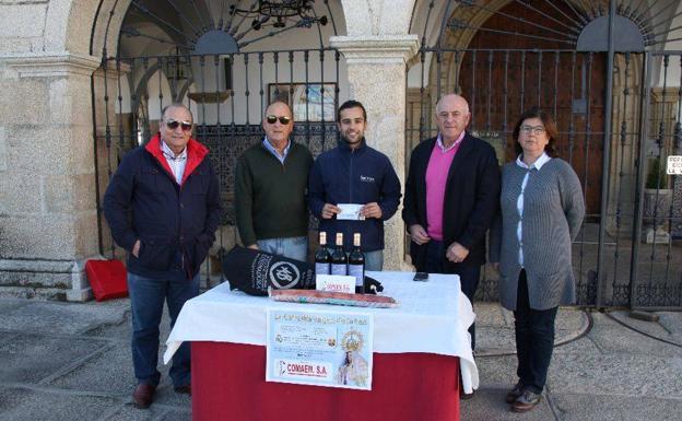 Entrega del premio al afortunado ganador del sorteo de papeletas de la Cofradía Virgen de la Luz