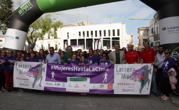 Más de 1.400 mujeres participaron ayer en la Carrera de la Mujer de Arroyo de la Luz