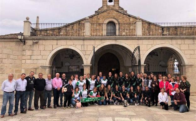El Extremadura Arroyo ofrece el ascenso a la Virgen de la Luz y recibe un homenaje del Ayuntamiento
