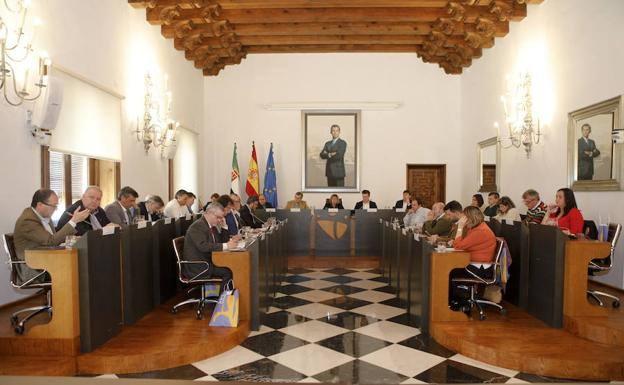 La Diputación de Cáceres tendrá 17 caras nuevas y ocho mujeres en los 25 escaños