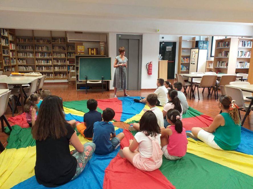 La biblioteca trabaja por romper los estereotipos entre los jóvenes con talleres y actividades
