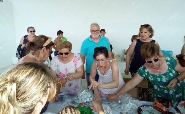 La Junta Local de la AECC conciencia sobre los peligros de la radiación solar en la piscina