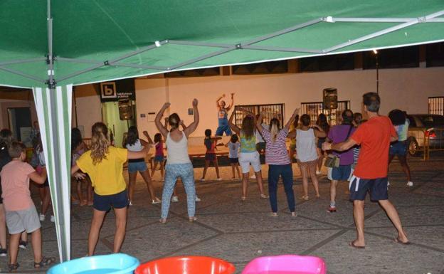 La Biblioteca Pública de Arroyo de la Luz celebra la Noche en Blanco