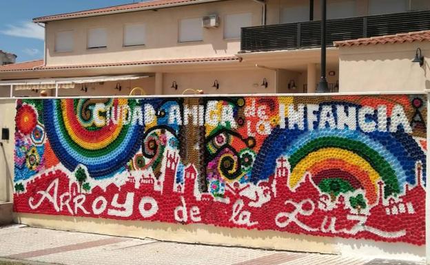 Un colorido mural de tapones decora el exterior del Territorio Joven