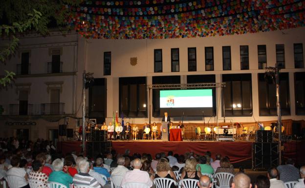 La Hermandad de San Cristóbal, Vicente Caballero y Cesar Galán Gibello, a título póstumo, reciben la Medalla de Arroyo de la Luz