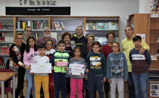 El colegio público Ntra. Sra. de la Luz hace entrega del cheque solidario a la AECC