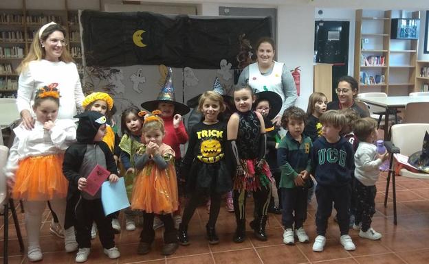 Finaliza el primer grupo que ha participado en el taller 'La hora del cuento'