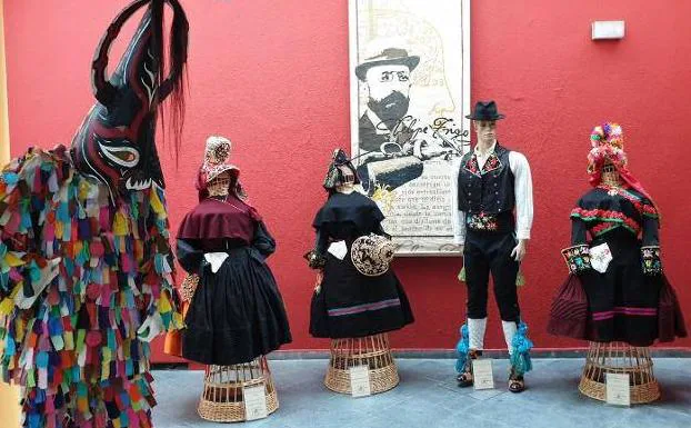 Arroyo de la Luz representada en la muestra de trajes de folklore en Villanueva de la Serena