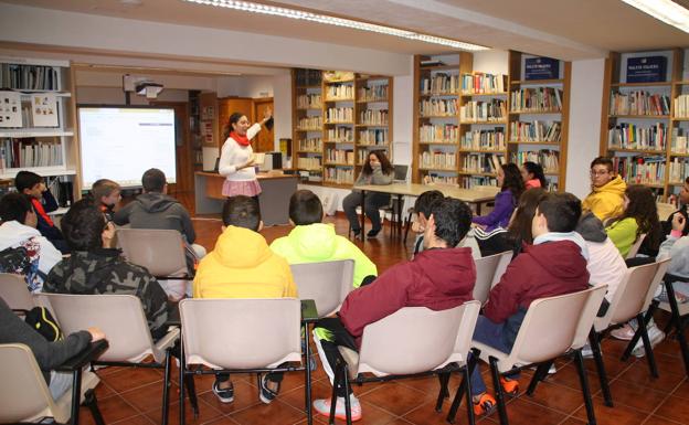 Los alumnos de segundo de la ESO del IES Luís de Morales visitan la Biblioteca Pública Municipal