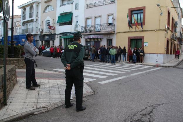 Vecinos se manifiestan para apoyar a un ganadero afectado por un incendio