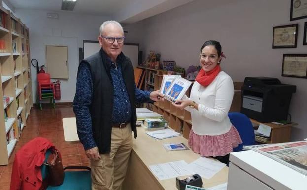 Eladio San Juan dona 'A la luz de las palabras' a la Biblioteca Pública Municipal de Arroyo de la Luz