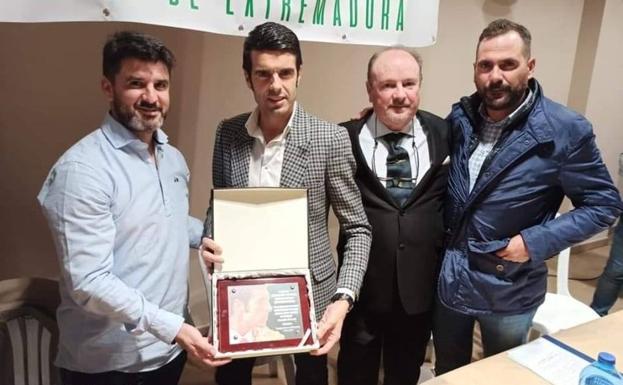 La asociación Dehesa de Extremadura entrega un premio al matador de toros Emilio Justo