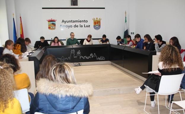 Carlos Caro, alcalde de Arroyo de la Luz, nuevo presidente del Pleno del Consejo Municipal Infantil-Adolescente