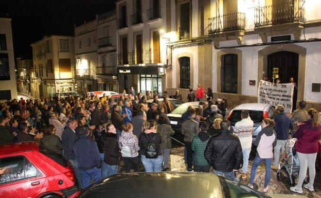 Unos 250 vecinos de Arroyo de la Luz protestan ante años de delitos en los campos locales