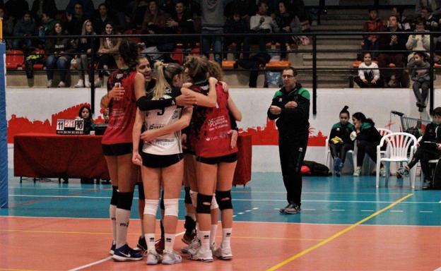 El Extremadura Arroyo remonta en dos ocasiones y derrota 3-2 al CV Torrelavega