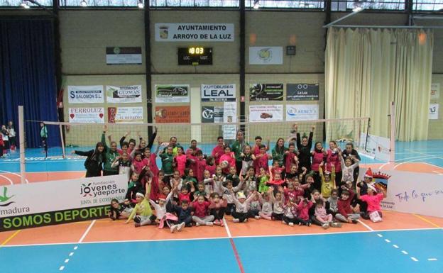 Más de un centenar de arroyanos disfruta del voley en la jornada 'Ven a jugar conmigo'