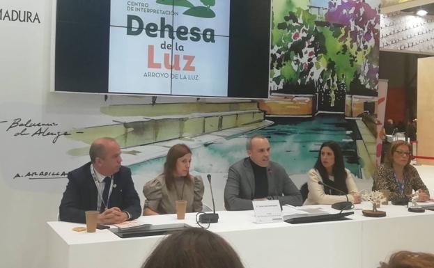 Arroyo de la Luz presenta su centro de interpretación de la Dehesa en FITUR