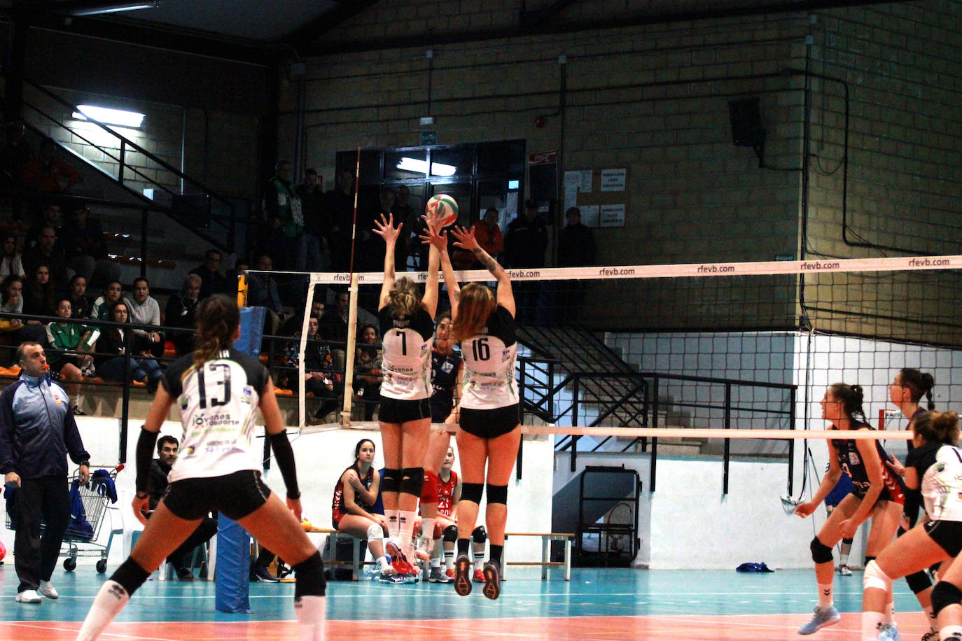 El Extremadura Arroyo no puede (0-3) con el voley sólido y eficaz del Arenal Emevé