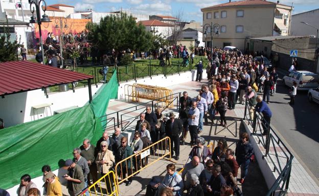 Arroyo de la Luz repartió unas 1.400 raciones de coles con buche