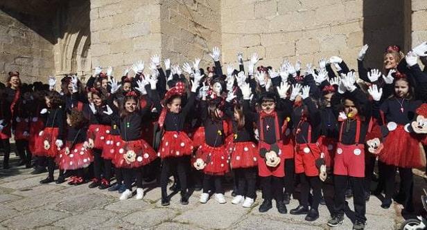 Los alumnos del colegio Nuestra Señora de los Dolores alegran las calles de la localidad con su desfile de Carnaval