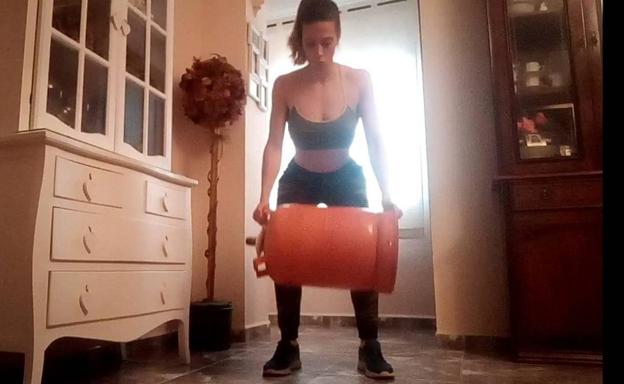 La arroyana Marta Roldán comparte sus entrenamientos con los vecinos para ocupar el tiempo de confinamiento