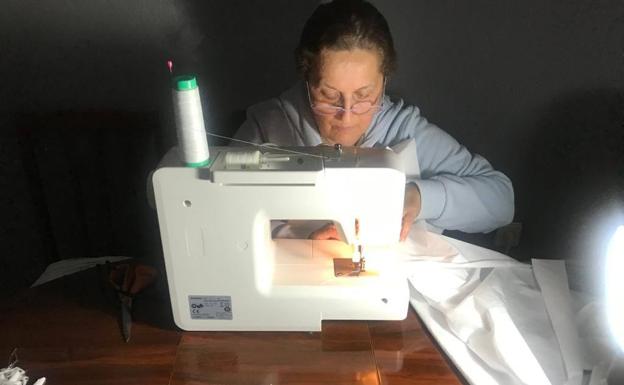 Elaboradas las 100 primeras batas solidarias para el personal sanitario