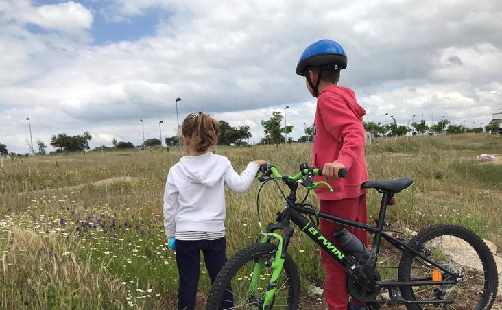 Patinetes, triciclos, coches de muñecos y muchas sonrisas en la primera salida de los niños