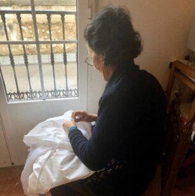 El Ayuntamiento felicita a las costureras de la plataforma 'FuerzArroyo' por su medalla de Extremadura