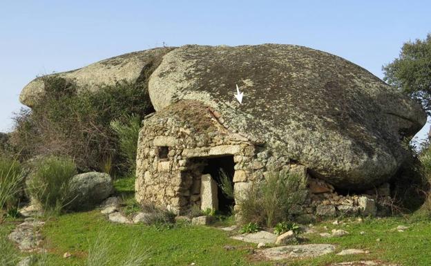 Rocas que fueron viviendas y el mal de ojo de Extremadura