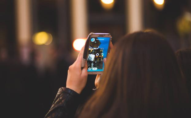 Un taller de 'nuevas tecnologías' para aprender a usar el móvil