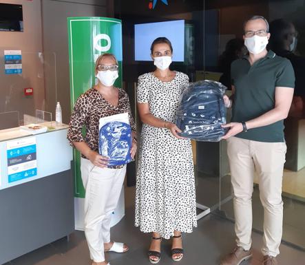 Caixabank reparte kits escolares a las familias arroyanas en riesgo de exclusión social