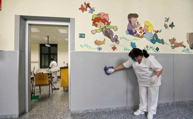 El número de aulas cerradas desciende a 112 tras la reapertura de 15 clases