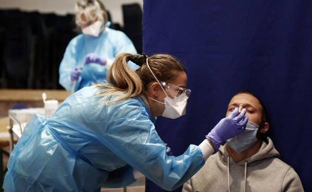 Extremadura notifica cuatro fallecidos y el número de contagios supera por primera vez los 300 en octubre