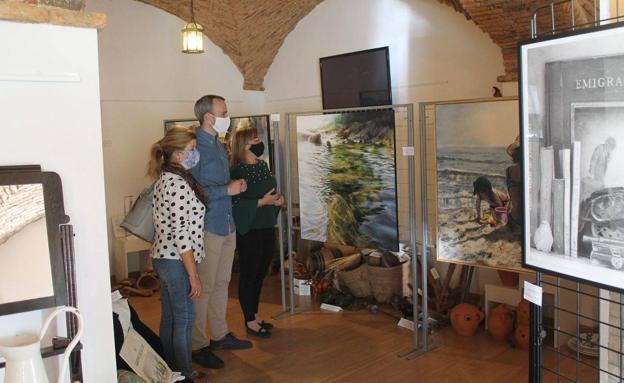 La Oficina de Turismo acoge la exposición del VII Premio Internacional de Pintura 'Luís de Morales'