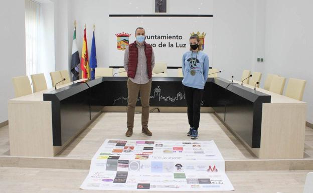 Carlos Caro, alcalde de Arroyo de la Luz, recibe a Marta Roldán tras conseguir el oro en el Campeonato de Extremadura de Fisicoculturismo y Fitness