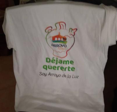 Una mujer y una camiseta para la historia de Arroyo de la Luz