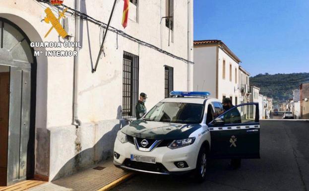 La Guardia Civil localiza a un octogenario que se encontraba caído en su vivienda, sin poder moverse y con síntomas de hipotermia